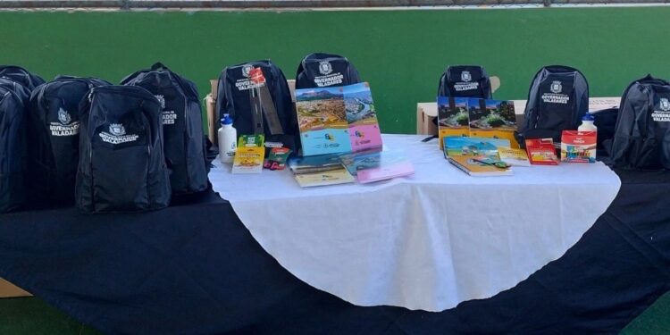 Novos kits escolares são distribuídos em duas escolas de Valadares