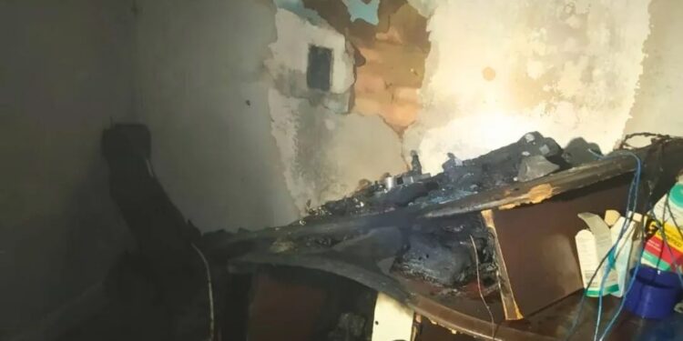 Incêndio em residência no bairro São Paulo em Valadares, é controlado pelos Bombeiros.