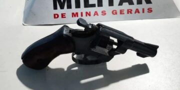 Criança leva revólver para escola e pai é preso em flagrante em cidade de Minas