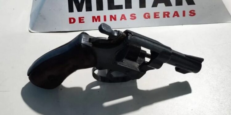 Criança leva revólver para escola e pai é preso em flagrante em cidade de Minas