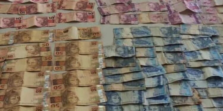 Polícia apreende menor com mais de R$ 6 mil no Morro Carapina, em Governador Valadares