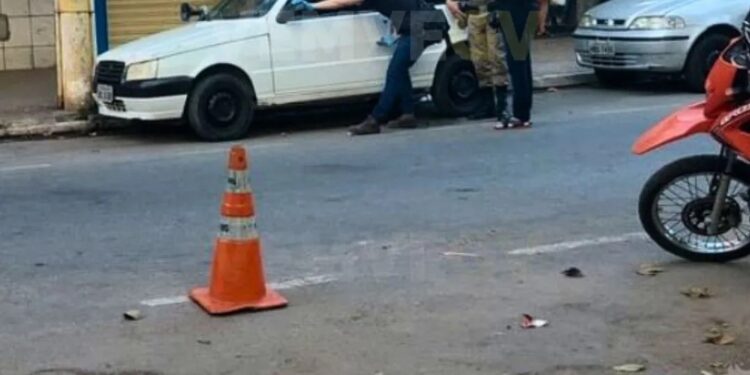 Homem fica ferido após carro ser alvo de tiros em Governador Valadares