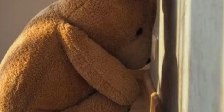 PM resgata criança de 2 anos sozinha em rua movimentada e encontra mãe bêbada em MG