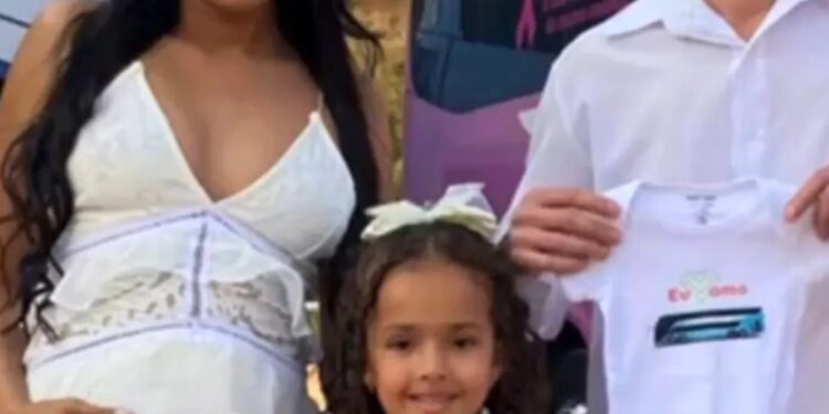 Apaixonado por ônibus faz chá revelação com veículos da Viação Águia Branca