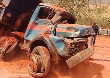 Barranco desaba e caminhão fica soterrado com motorista em Itanhomi MG