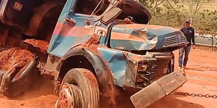 Barranco desaba e caminhão fica soterrado com motorista em Itanhomi MG