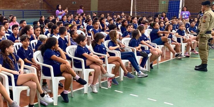 PROERD faz palestra com crianças em Valadares