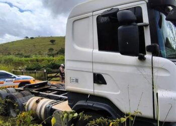 Grupo rende caminhoneiro e rouba carga de meio milhão de reais em Governador Valadares.