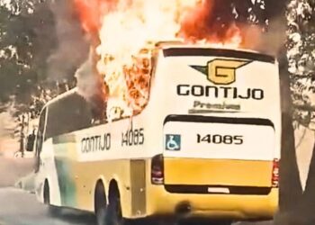 Mulher coloca fogo no próprio corpo e incendeia ônibus da Gontijo na BR-381, em João Monlevade MG