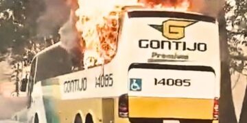 Mulher coloca fogo no próprio corpo e incendeia ônibus da Gontijo na BR-381, em João Monlevade MG
