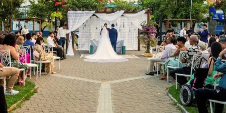 Casamento na praça surpreende, em Governador Valadares.