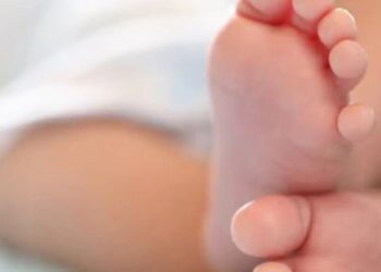 Bebê morre após chegar em hospital com lesões e queimaduras, e pais são presos em MG