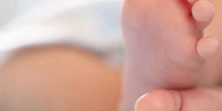 Bebê morre após chegar em hospital com lesões e queimaduras, e pais são presos em MG