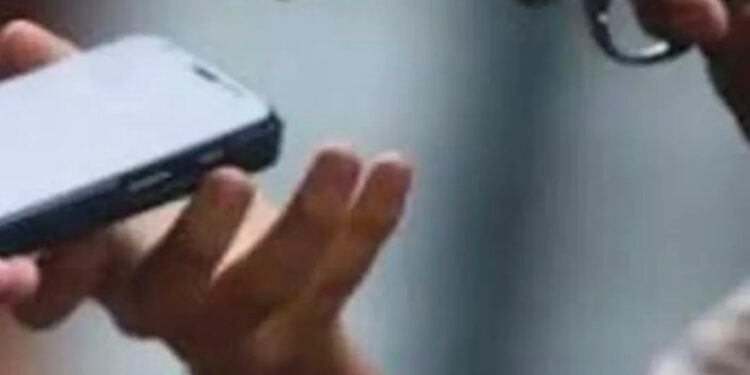 Assalto à mão armada deixa jovem sem celular em Governador Valadares