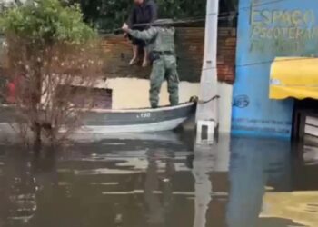 Policiais militares de Governador Valadares, salvam mulher e seus pets no Rio Grande do Sul