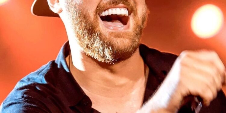 Cantor Zé Neto sofre acidente e está internado em SP