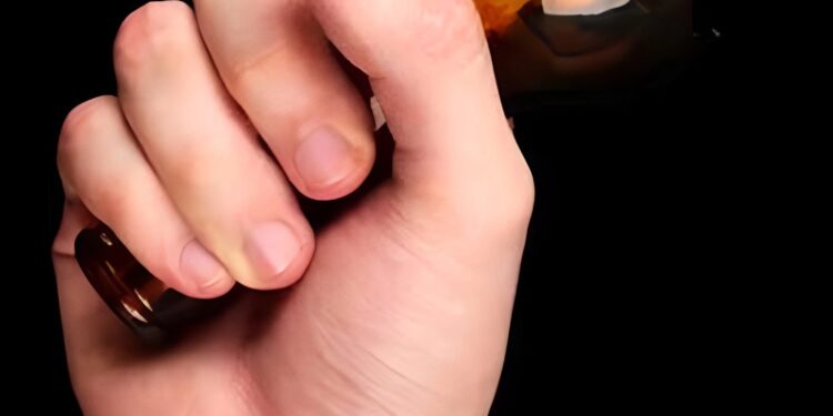 Mulher flagra namorado beijando outra e ataca rival com garrafada em Valadares