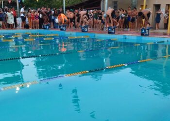 Estudantes-atletas agitam a piscina da Praça de Esportes, em Valadares