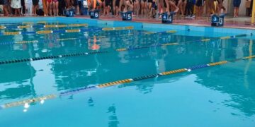 Estudantes-atletas agitam a piscina da Praça de Esportes, em Valadares