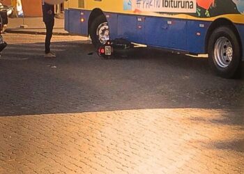 Acidente entre ônibus e motocicleta no Vila Bretas, em Valadares