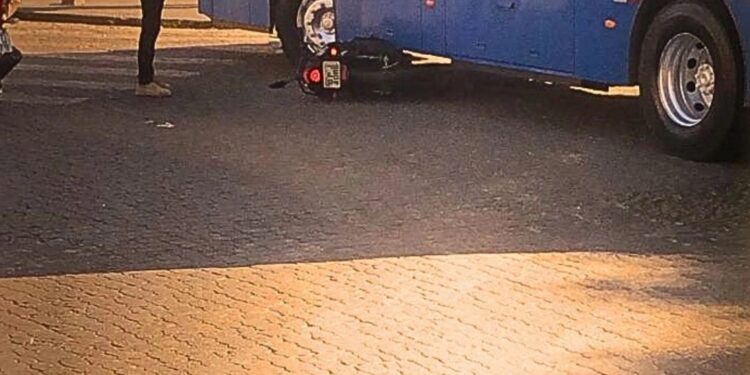 Acidente entre ônibus e motocicleta no Vila Bretas, em Valadares