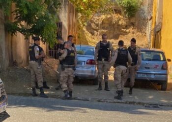 Tiroteio entre criminosos deixa rastro de destruição no bairro Vera Cruz, em Governador Valadares