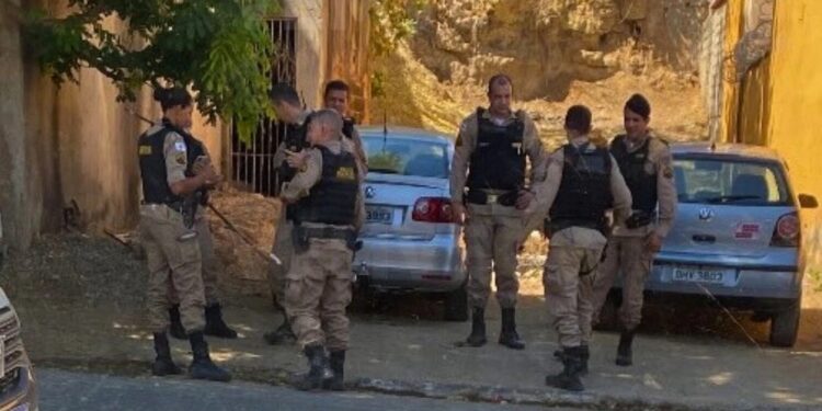 Tiroteio entre criminosos deixa rastro de destruição no bairro Vera Cruz, em Governador Valadares