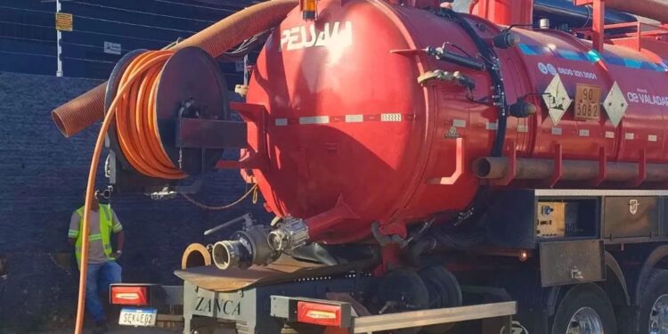 Caminhão hidrovácuo começa a atuar no desentupimento de redes em Valadares