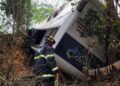 Ônibus despenca em ribanceira na BR-381 e deixa uma vítima fatal