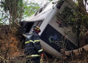 Ônibus despenca em ribanceira na BR-381 e deixa uma vítima fatal