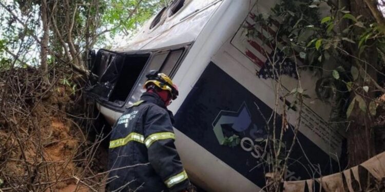 Ônibus despenca em ribanceira na BR-381 e deixa uma vítima fatal