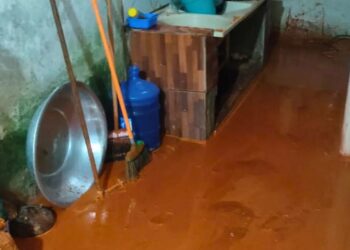 Barranco desaba sobre casas em Governador Valadares