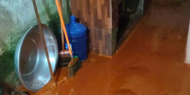 Barranco desaba sobre casas em Governador Valadares