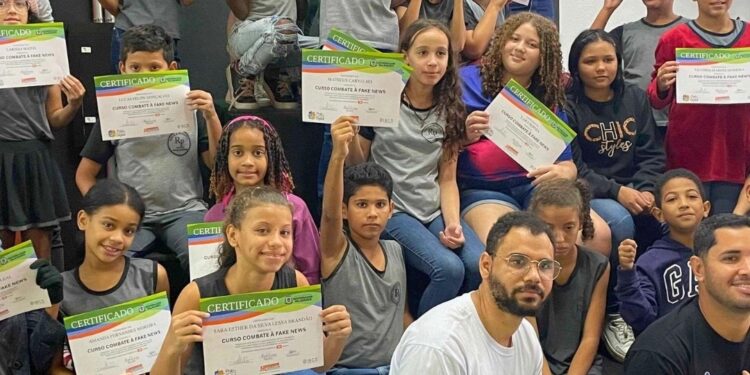 Alunos de Escolas Municipais recebem curso de combate a fake news