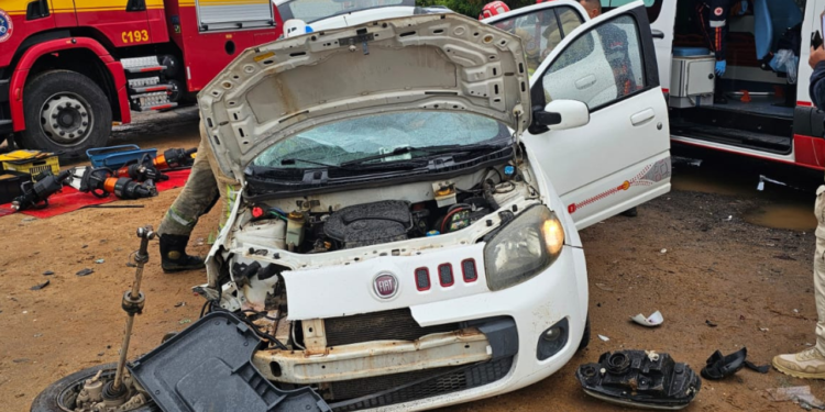 Colisão entre van e carro na BR-381 deixa uma mulher morta em Governador Valadares