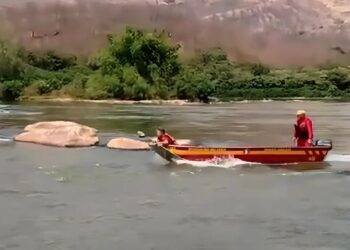 Bombeiros realizam treinamento no Rio Doce, em Valadares.