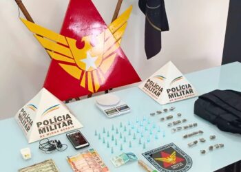 Operação da PM resulta em prisão e apreensão de drogas e dinheiro no Vila Rica, em Valadares