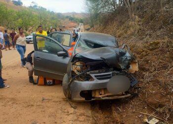 Acidente na MGC-381 próximo a Divino das Laranjeiras MG, deixa uma pessoa gravemente ferida