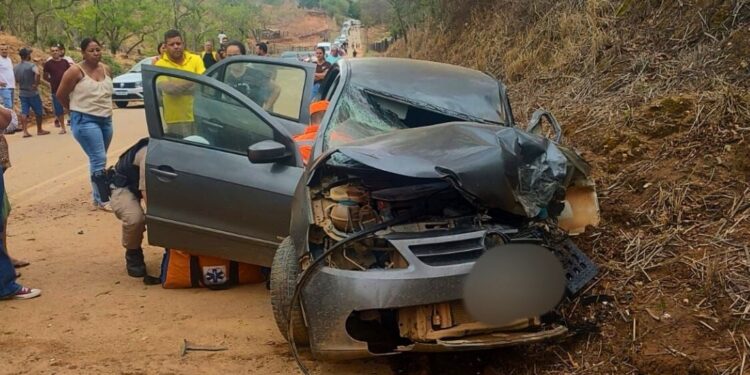 Acidente na MGC-381 próximo a Divino das Laranjeiras MG, deixa uma pessoa gravemente ferida