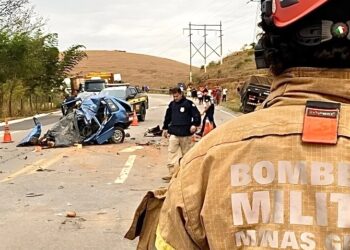 Grave acidente entre carro e caminhão deixa duas pessoas mortas na BR-116 em Valadares