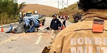 Grave acidente entre carro e caminhão deixa duas pessoas mortas na BR-116 em Valadares