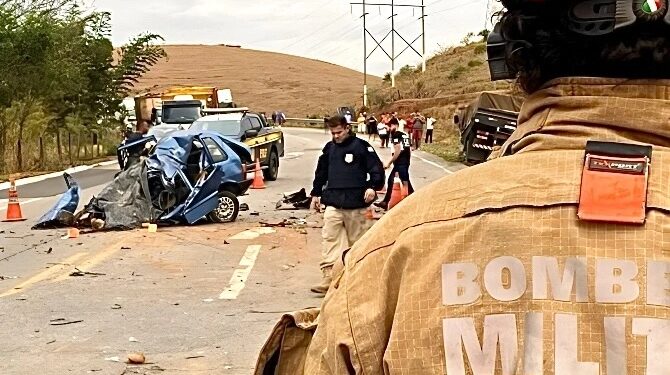 Grave acidente entre carro e caminhão deixa duas pessoas mortas na BR-116 em Valadares