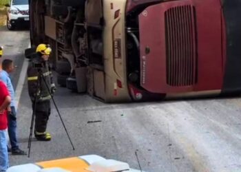 Ônibus com estudantes tomba em Carlos Chagas MG