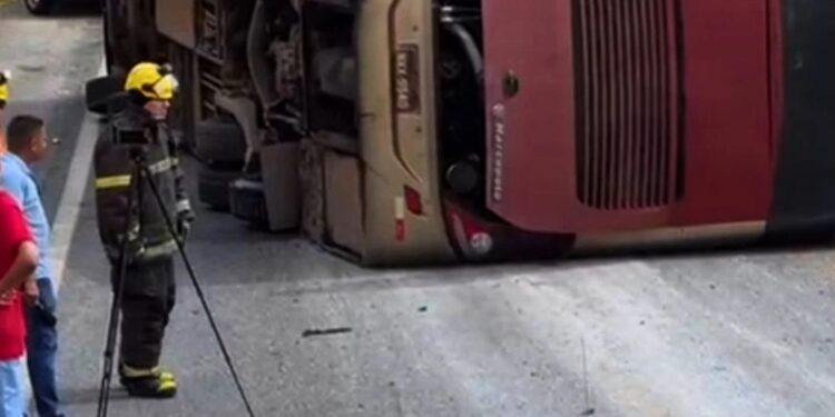 Ônibus com estudantes tomba em Carlos Chagas MG