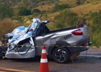 Motorista de carro morre ao bater de frente com ônibus na BR-116, no Vale do Rio Doce.