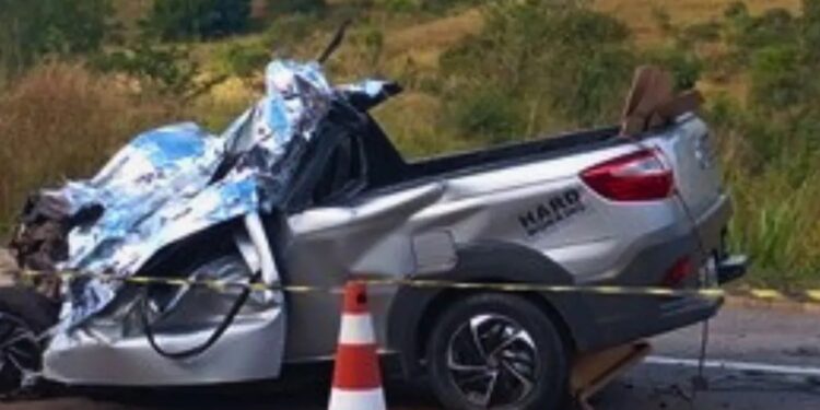 Motorista de carro morre ao bater de frente com ônibus na BR-116, no Vale do Rio Doce.