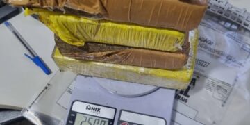 PM apreende drogas em caixa de papelão e dois são presos em Mendes Pimentel MG