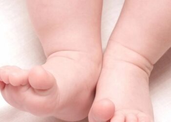 Tristeza | Bebê de um ano morre após cair entre cama e parede em Governador Valadares