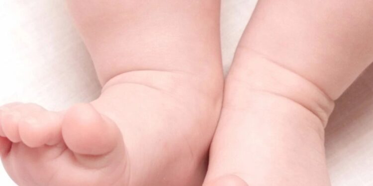 Tristeza | Bebê de um ano morre após cair entre cama e parede em Governador Valadares