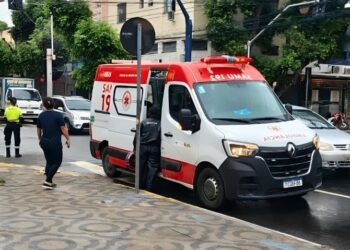 Acidente entre duas motocicletas deixa criança ferida no centro de Valadares